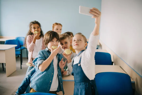 Группа Очаровательны Детей Принимая Selfie Школы Классная — стоковое фото