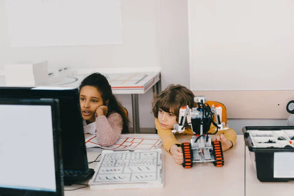 Исчерпаны Дети Работаете Компьютером Программа Робот Остановить Концепции Обучения — стоковое фото