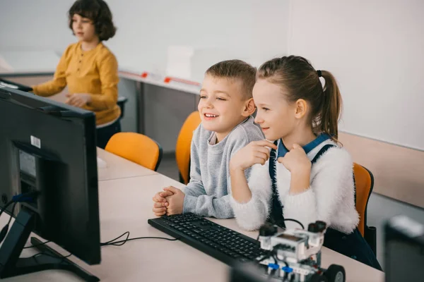 Счастливые Дети Работаете Компьютером Вместе Классе Машин — стоковое фото