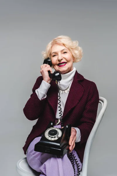 Счастливый Старший Стильный Женщина Сидит Стуле Говорить Вращающихся Телефон — стоковое фото