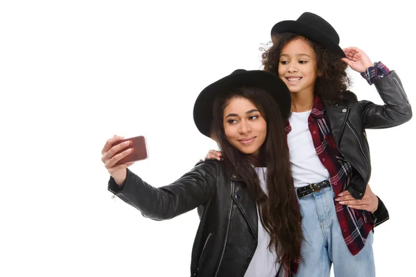 Стильная Мама Дочь Принимая Selfie Смартфон Изолированные Белом — стоковое фото