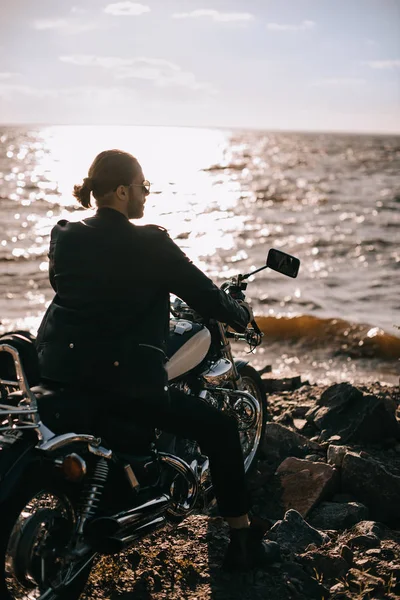 Handsome Biker Sitting Classical Motorcycle Sea Back Light — стоковое фото
