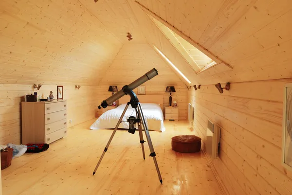 Деревянные спальня с телескоп — стоковое фото