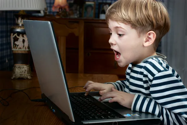 Мальчик играет компьютерной игры — стоковое фото