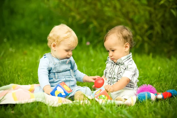 Два дети играют в парке — стоковое фото