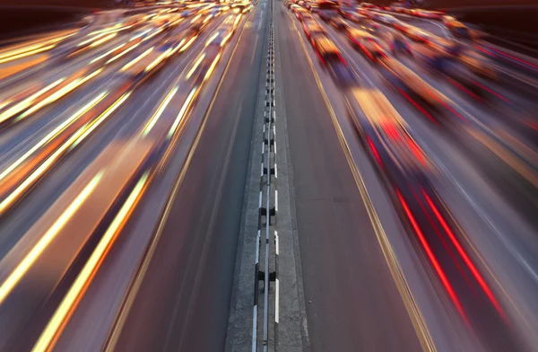Ночное движение времени на шоссе — стоковое фото