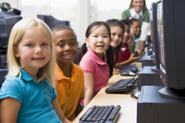 Детский сад дети учатся пользоваться компьютером — стоковое фото