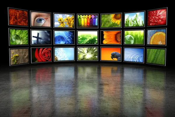Несколько телевизоров с изображениями — стоковое фото
