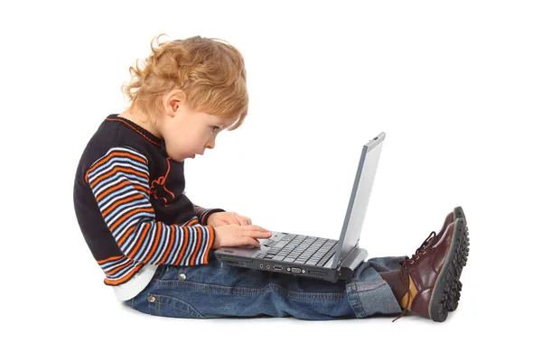 Мальчик с ноутбуком в профиль — стоковое фото