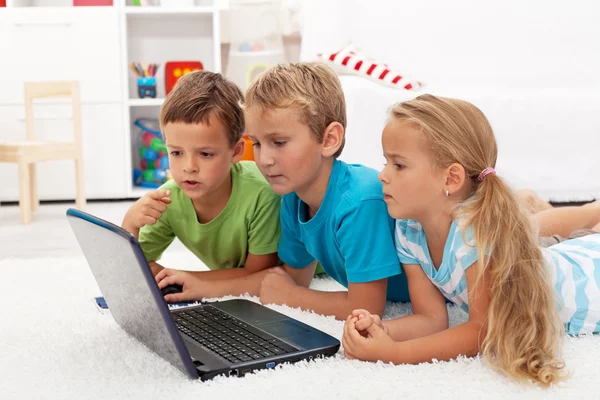 Дети найти что-то интересное на портативный компьютер — стоковое фото