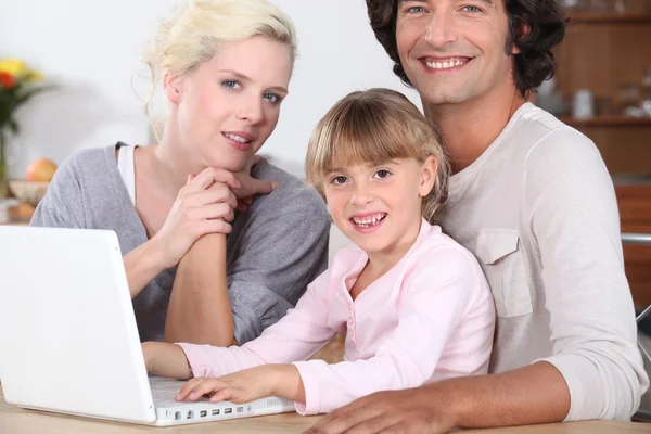 Родители, обучения их ребенка навыки работы с компьютером — стоковое фото