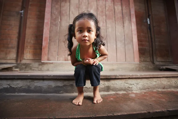 Милая маленькая Азии девушка, глядя на камеру — стоковое фото
