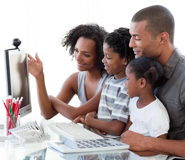 Афро-американской семьи, работающих с компьютером дома — стоковое фото