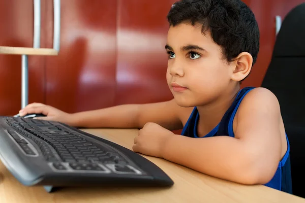 Испаноязычных детей, работающих с компьютером — стоковое фото