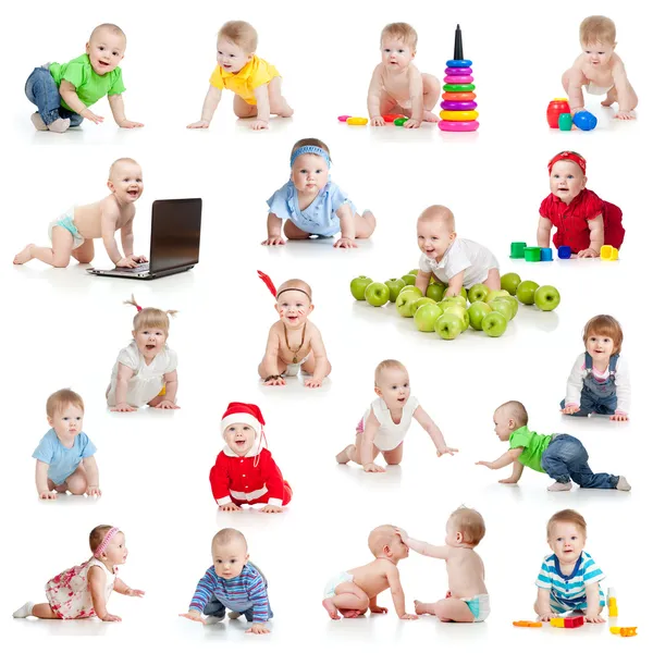 Компания ползающих младенцев или малышей с игрушками, изолированными на белом — стоковое фото