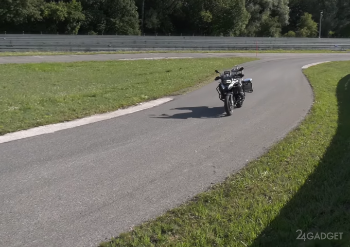 BMW Motorrad представила самоуправляемый мотоцикл