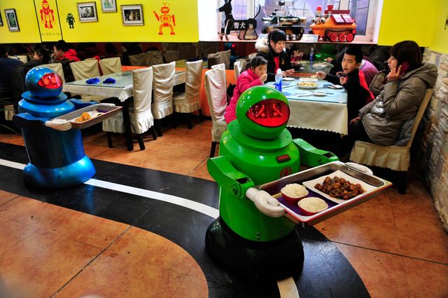 Роботы доставляют блюда клиентам