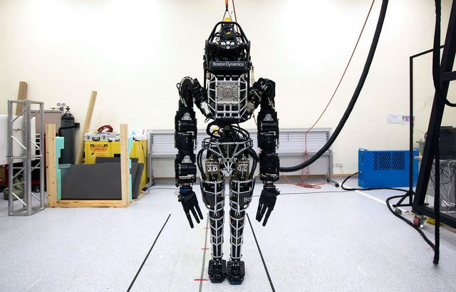 Двуногий человекоподобный робот "Атлас"