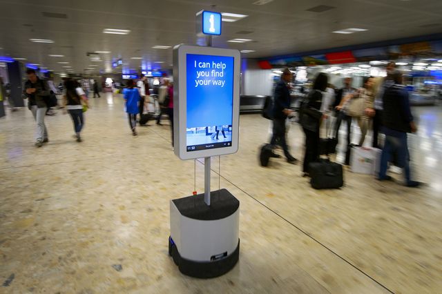 Робот помогает пассажирам найти свой путь