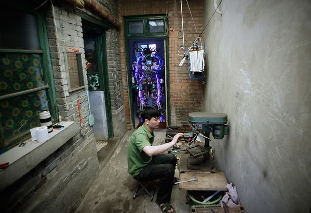 Робот из переработанного лома металлов и электрических проводов