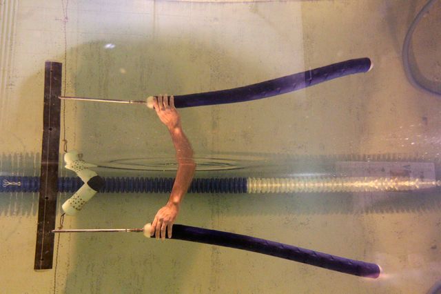 Прототип роботизированного угря в бассейне
