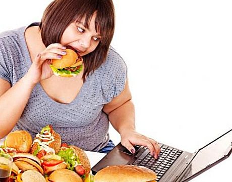 Толстая женщина с едой за компьютером 