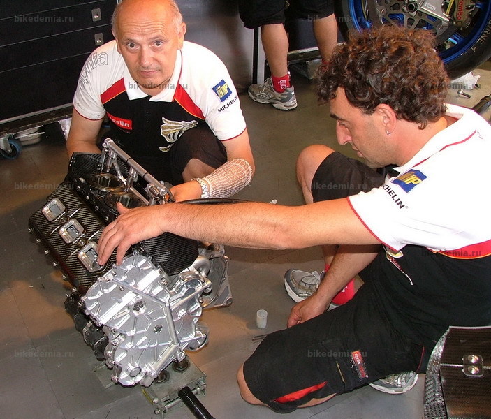 Механики Aprilia с двигателем мотоцикла RS3 Cube