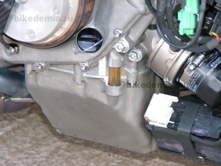 Окошко контроля уровня масла двигателя RC211V