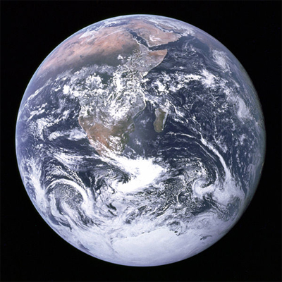 first-photograph-to-show-a-fully-lit-earth