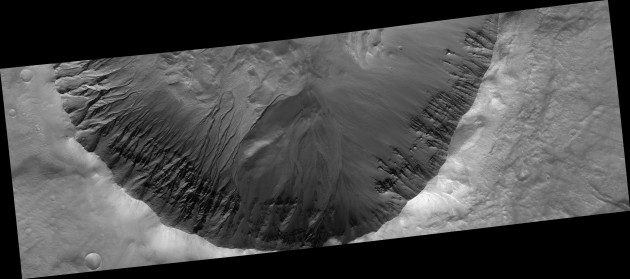 Следы потоков воды, протекавшей по поверхности Марса // NASA