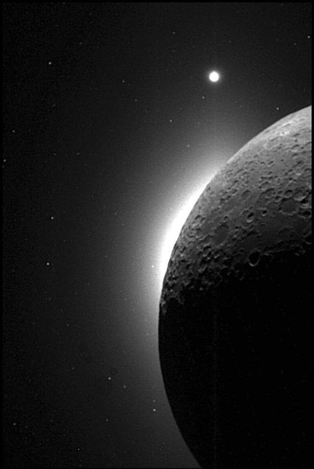 Венера рядом с Солнцем, закрытым Луной. Кадр аппарата «Клементина»