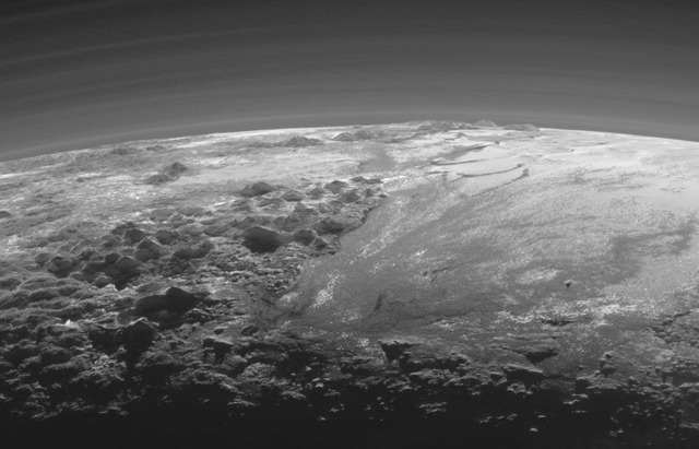 Закат на Плутоне. Снимок сделан зондом New Horizons с расстояния 18 тыс. км.