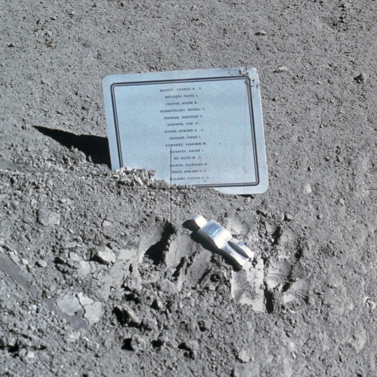 Табличка с именами погибших астронавтов и космонавтов (включая Комарова), оставленная командой «Аполлона-15» на Луне