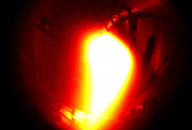 Плазма с термоядерной реакцией в вакуумной камере реактора