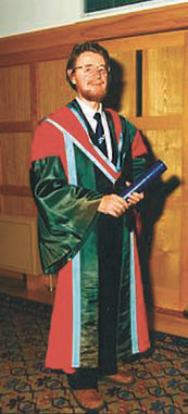 Джон Белл на получении почетного звания в Университете Квинс в Белфасте, июль 1988 года. Значение работ Белла, первые из которых были опубликованы в начале 60-х годов, долго не понималось. В последние десятилетия Белл был известен почти исключительно как автор неравенств Белла, смысл которых часто искажается