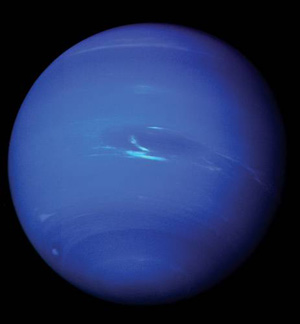 Благодаря наклону оси вращения планеты к плоскости эклиптики в 28° на Нептуне существует смена времен года (период обращения планеты вокруг Солнца — 165 лет, так что длительность каждого сезона — более 41 года), которую можно рассмотреть с помощью орбитального телескопа «Хаббл». Изображение: «Популярная механика»