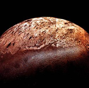Вид на Нептун с крупнейшего спутника планеты — Тритона. Изображен художником с учетом данных, полученных от Voyager 2. Удаленный от Солнца холодный (температура на поверхности -235 градуса Цельсия) Тритон представляет собой геологически активный мир: гейзеры жидкого азота выбрасывают кипящий газ вверх на 7-8 км. Изображение: «Популярная механика»