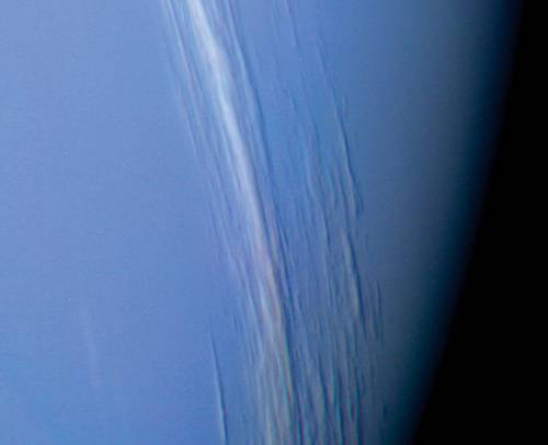 Планета ураганов. Несмотря на то что Нептун находится далеко от Солнца, он обладает очень активной атмосферой, в которой бушуют мощнейшие ураганы. Нептун имеет внутренний источник тепла (планета излучает в пространство в 2,6 раза больше тепла, чем получает от Солнца), природа которого пока не ясна (это может быть радиоактивный распад, гравитационный разогрев и т. п.), и благодаря этой энергии скорость ветра в атмосфере может достигать огромных значений. В августе 1989 года Voyager 2 обнаружил на Нептуне «Большое темное пятно» — гигантский шторм размерами 13 000х8000 км, в области которого скорость ветра достигала 2400 км/ч. Изображение: «Популярная механика»