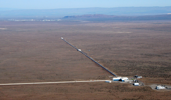 Рис. 6. Гравитационно-волновой детектор в Ханфорде — один из двух детекторов обсерватории LIGO