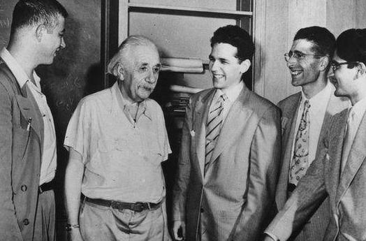 сколько Нобелевских премий получил Эйнштейн