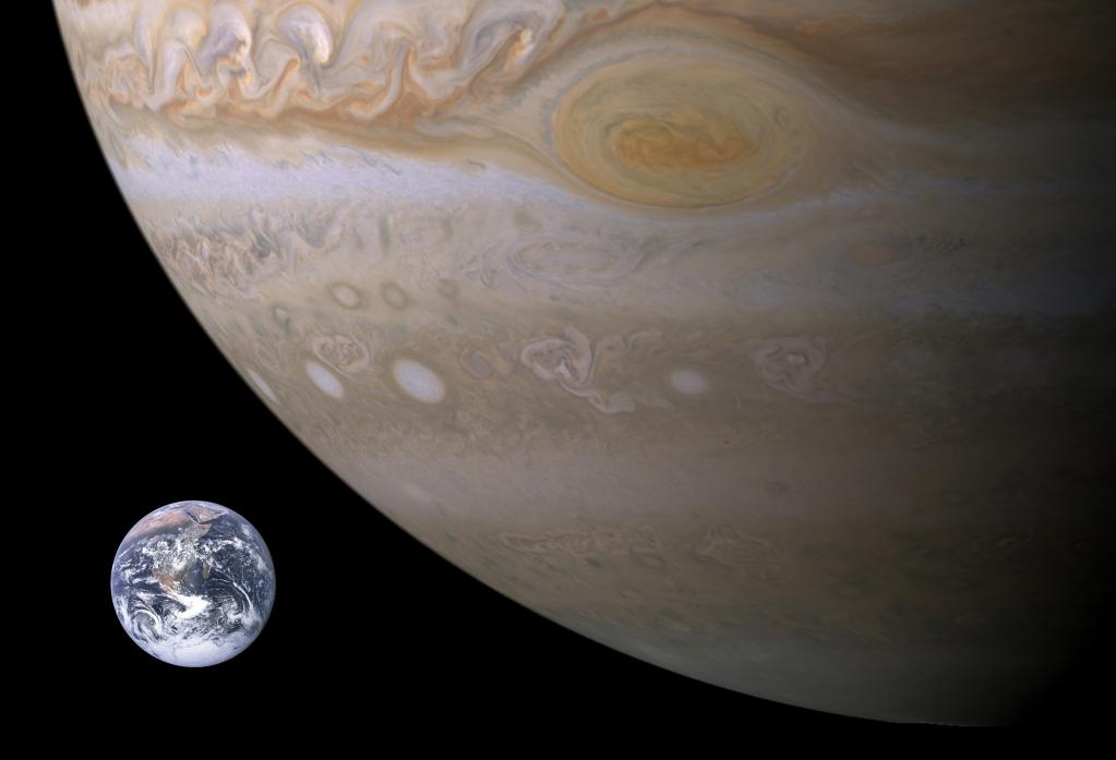 Юпитер и Земля в сравнении
