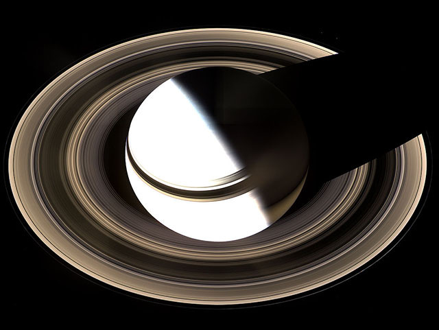 На этом снимке Сатурн переэкспонировали, чтобы выявить детали в его кольцах. кассини, космос, мир, сатурн