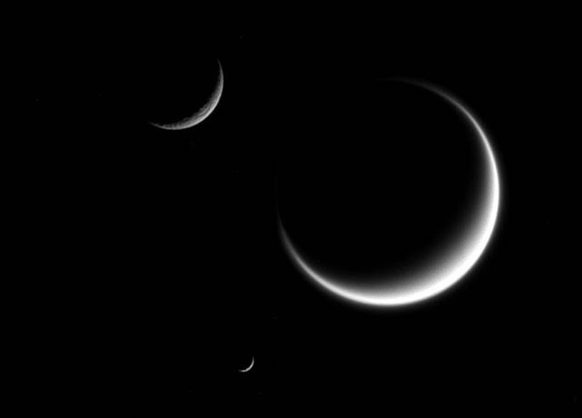 Три естественных спутника Сатурна – Титан, Мимас и Рея – в одной фотографии. кассини, космос, мир, сатурн