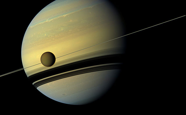 Сатурн и его крупнейший спутник Титан. кассини, космос, мир, сатурн