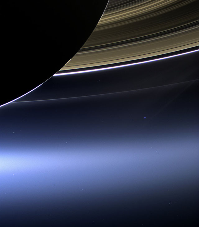 Бледно-голубая точка под кольцами Сатурна – это Земля. кассини, космос, мир, сатурн