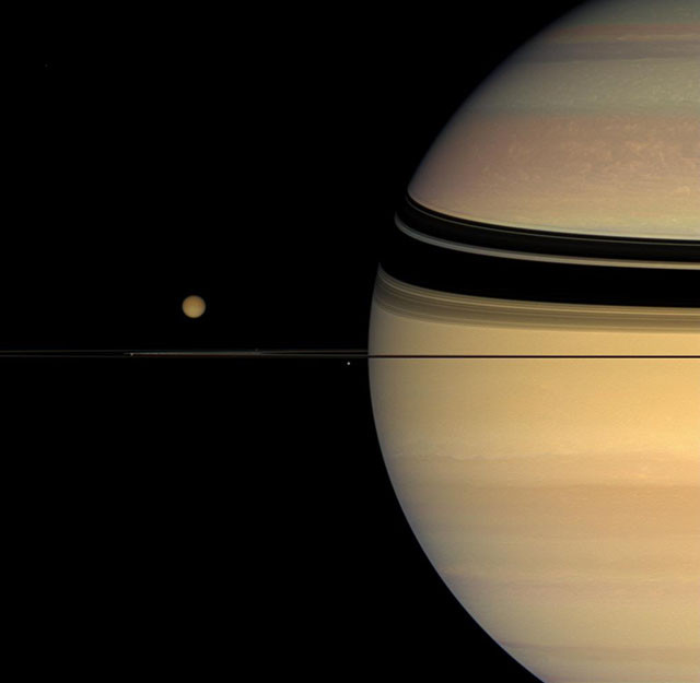 Четыре спутника вокруг колец Сатурна. кассини, космос, мир, сатурн