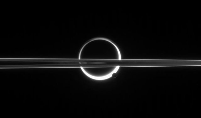 Кольца Сатурна, пересекающие Титан, недалеко от южного полюса которого виднеется Энцелад. кассини, космос, мир, сатурн