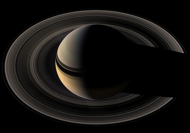 Сатурн бросает тень на свои кольца. кассини, космос, мир, сатурн