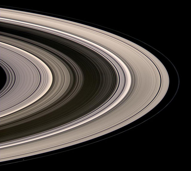Кольца Сатурна, светящиеся в рассеянном солнечном свете. кассини, космос, мир, сатурн