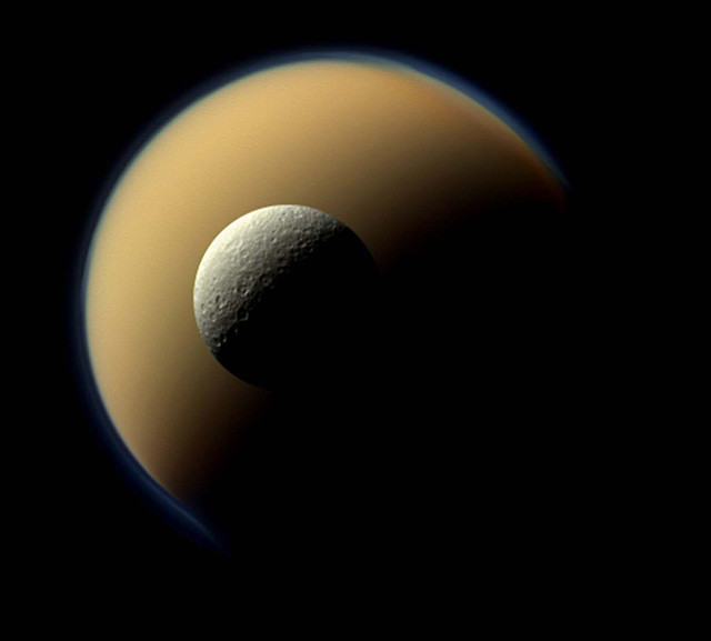 Спутник Сатурна Рея перед другим, самым крупным его спутником – Титаном. кассини, космос, мир, сатурн